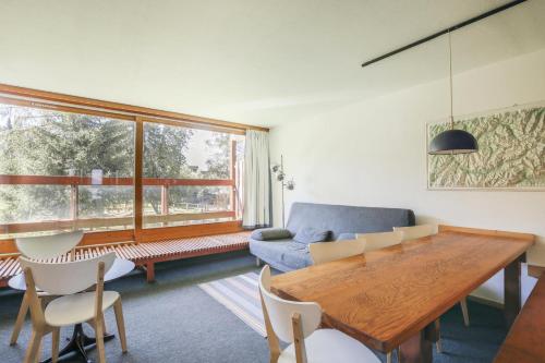 un salon avec une table en bois et un canapé dans l'établissement Residence 3 Arcs - Appartement 3 pièces 8 personnes traversant à Arc 1600 proche des pistes et des commerces MAE-2002, à Arc 1600