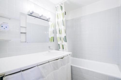 une salle de bain blanche avec un lavabo et un miroir dans l'établissement Residence 3 Arcs - Appartement 3 pièces 8 personnes traversant à Arc 1600 proche des pistes et des commerces MAE-2002, à Arc 1600