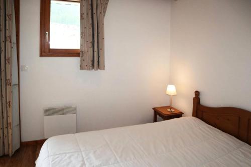 une chambre avec un lit blanc et une fenêtre dans l'établissement Résidence L'edelweiss - Joli appartement 2 pièces 6 personnes au cœur de station MAE-6764, aux Orres
