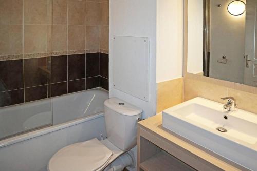 une salle de bain avec des toilettes blanches et un lavabo dans l'établissement Résidence Les Terrasses Du Soleil D'or - 1107 TERRASSES DU SOLEIL D'OR, LES ORRES 1800 MAE-6774, aux Orres