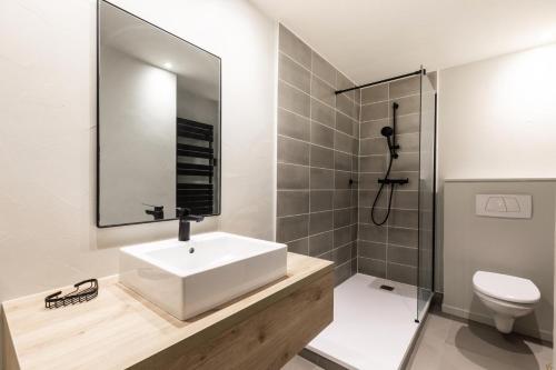 une salle de bain avec un lavabo blanc et des toilettes dans l'établissement Résidence Les Arcs 1950 Le Village - maeva Home - 4 Pièces 10 Personnes Exclusive - Le Prince des Cîmes MAE-8360, à Bourg-Saint-Maurice