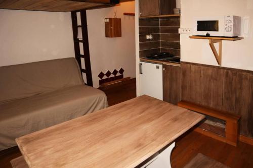 a small room with a bed and a table at Résidence Les Ecrins - Studio pour 2 Personnes 804 in Les Orres