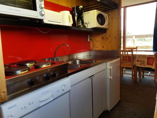 une cuisine avec un évier et une cuisinière four supérieur dans l'établissement Résidence Cascade - Appartement 3 pièces 7 personnes à Arc 1600 ski aux pieds et proche des commerces MAE-2014, à Arc 1600
