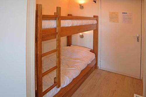 a couple of bunk beds in a room at Résidence Les Carlines - Studio pour 4 Personnes 264 in Les Orres