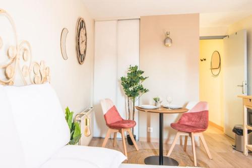 un salon avec une table et deux chaises dans l'établissement Le Lotus - Tram, à Strasbourg