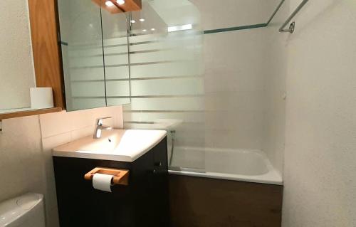 LE MUSTAG - Appartement MUSTAG 26 pour 6 Personnes 55 في لا بلاني: حمام مع حوض وحوض استحمام