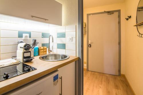 une cuisine avec un évier et un plan de travail dans l'établissement Le Lotus - Tram, à Strasbourg