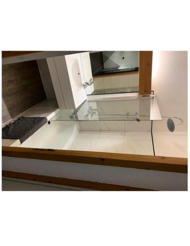 une table en verre avec un miroir au-dessus dans l'établissement Quartier Crève Cœur - maeva Home - Studio 5 personnes Sélection MAE-2906, à Valmorel