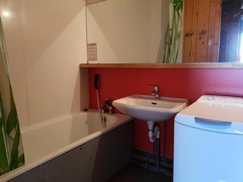 une salle de bain avec un lavabo et une baignoire dans l'établissement Résidence Haut De L'adret - Appartement 6 personnes à Arc 1600 proche des pistes et des commerces. MAE-2045, à Arc 1600