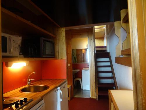 une petite cuisine avec un évier et un micro-ondes dans l'établissement Résidence Haut De L'adret - Appartement 6 personnes à Arc 1600 proche des pistes et des commerces. MAE-2045, à Arc 1600