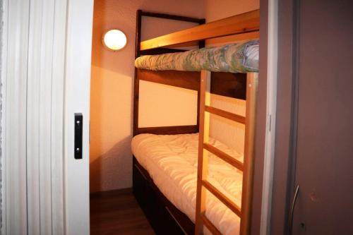 Våningssäng eller våningssängar i ett rum på Résidence Les Carlines - 2 Pièces pour 6 Personnes 294
