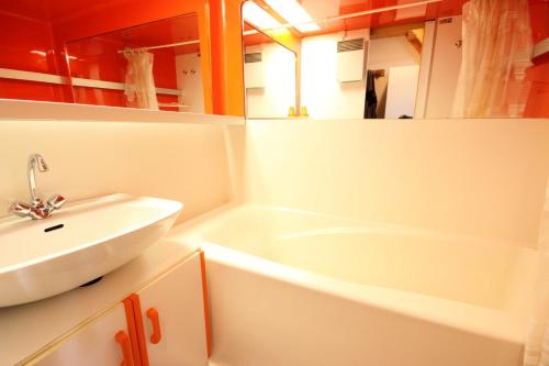 W łazience znajduje się umywalka i wanna. w obiekcie Résidence Arc En Ciel - Appartement 3 pièces 6 personnes à Vallandry en centre station et à côté des pistes MAE-2047 w mieście Peisey-Nancroix