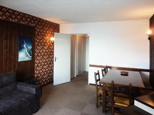 un salon avec une table et un canapé dans l'établissement Résidence Les Carlines - 508 LES CARLINES PIED DE PISTE MAE-1964, à Le Mélézet