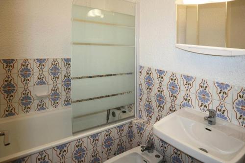 une salle de bain avec un lavabo et un miroir dans l'établissement Résidence Les Carlines - 508 LES CARLINES PIED DE PISTE MAE-1964, à Le Mélézet