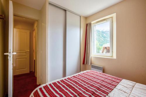 a bedroom with a bed and a window at Résidence Les Rives de L'Aure - maeva Home - Appartement Confort 1 chambre (5 personnes) MAE-2858 in Saint-Lary-Soulan