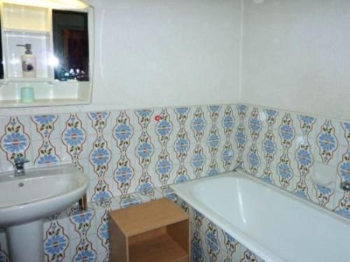 La salle de bains est pourvue d'un lavabo et d'une baignoire. dans l'établissement Résidence Les Carlines - 2 Pièces pour 6 Personnes 284, à Le Mélézet