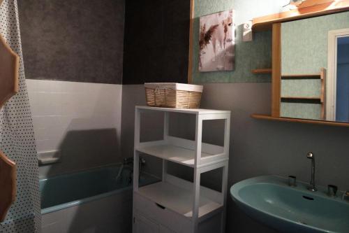 une salle de bain avec un lavabo, des toilettes et une baignoire dans l'établissement Résidence Les Cembros - 2 pièces 6 personnes MAE-2154, à Le Mélézet