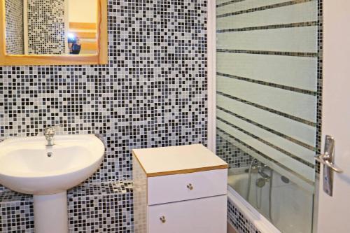 een badkamer met een wastafel en een spiegel bij Résidence Les Carlines - Studio pour 4 Personnes 204 in Le Mélézet