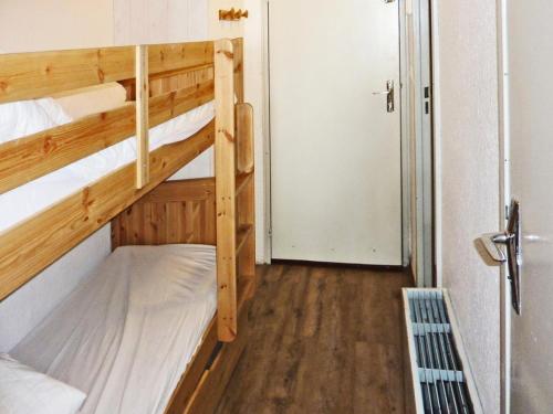 a hallway with two bunk beds in a room at Résidence Les Carlines - Studio pour 4 Personnes 234 in Le Mélézet