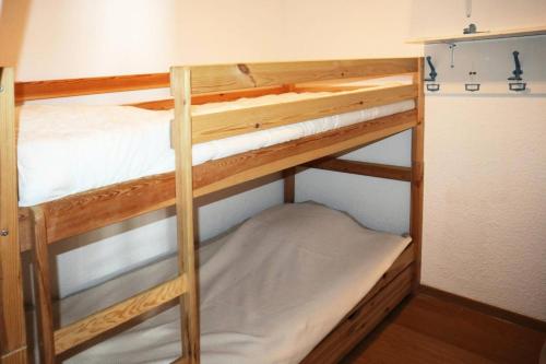quelques lits superposés dans une chambre dans l'établissement Résidence Les Cembros - SUPERBE VUE SUR LES PISTES MAE-2254, à Le Mélézet