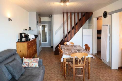 - une cuisine et une salle à manger avec une table et un canapé dans l'établissement Résidence Les Cembros - Nouveauté grand appartement 8 personnes MAE-2264, à Le Mélézet