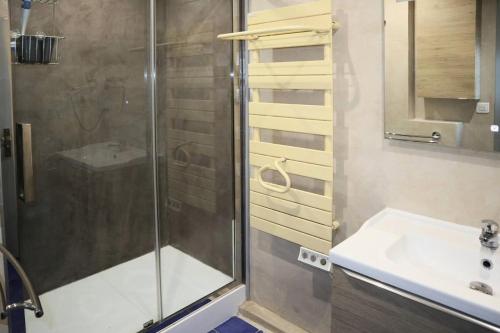 une salle de bain avec douche et lavabo dans l'établissement Résidence Les Cembros - Nouveauté grand appartement 8 personnes MAE-2264, à Le Mélézet