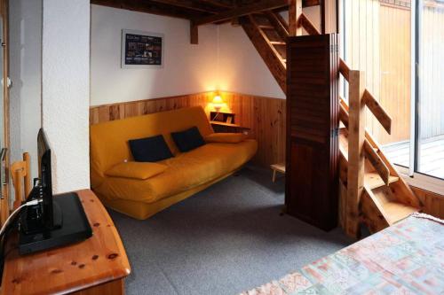 un salon avec un canapé et un bureau dans l'établissement Résidence Les Cembros - Nouveauté grand appartement 8 personnes MAE-2264, à Le Mélézet