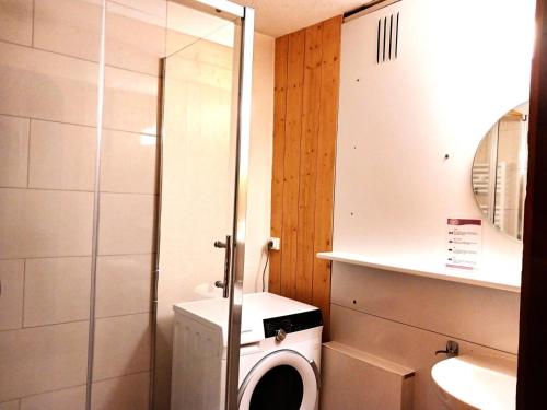 uma pequena casa de banho com WC e lavatório em Résidence Cascade - Studio pour 5 Personnes 59 em Arc 1600