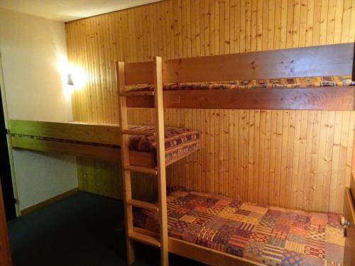 a room with two bunk beds and a bed at Résidence Cascade - Studio pour 5 Personnes 59 in Arc 1600