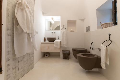 A bathroom at TRULLO SANTA PAZIENZA 6&3, Emma Villas