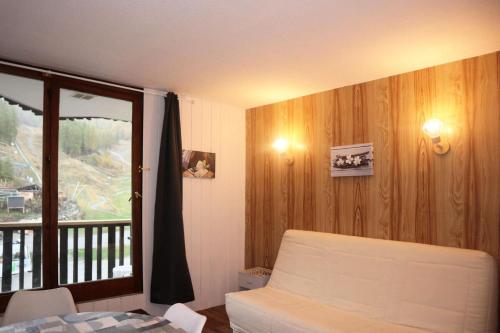 une chambre avec un lit et une fenêtre avec un balcon dans l'établissement Résidence Les Carlines - Studio équipé pour 4 personnes vue pistes MAE-2304, à Le Mélézet