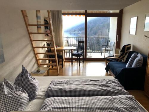 - une chambre avec un lit et une vue sur un balcon dans l'établissement Appartement mit Seeblick am Ossiacher See, à Villach