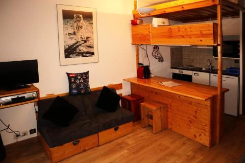 - un salon avec un canapé et des lits superposés dans l'établissement Résidence Le Cairn - Coquet studio 4 personnes MAE-3814, à Le Mélézet