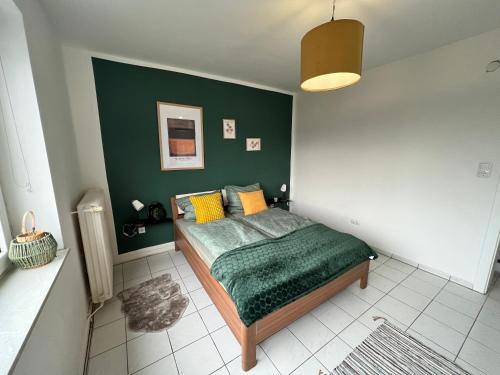 Een bed of bedden in een kamer bij Wohnung in Oberhausen-Zentrum