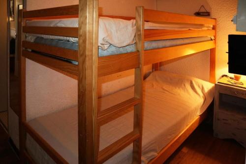 quelques lits superposés dans une chambre dans l'établissement Résidence Orr Des Neiges - Studio Les orres 1650 MAE-3974, à Le Mélézet