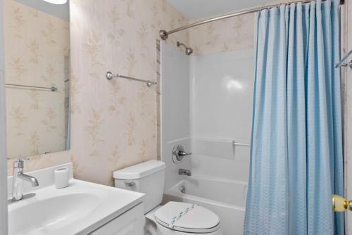 默特尔比奇A Summer Place Unit B8 is Small Dog Friendly and oceanfront in Cherry Grove的配有马桶、水槽和淋浴的浴室