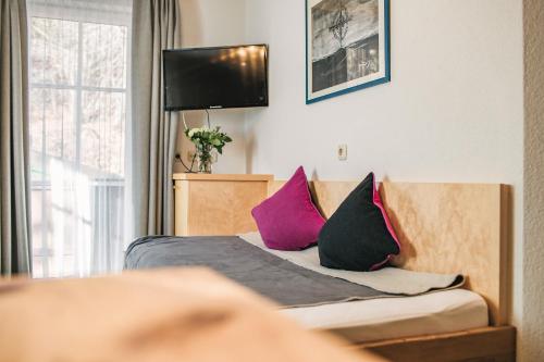 Postel nebo postele na pokoji v ubytování Arlen Lodge Hotel-Garni
