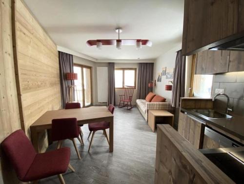 a kitchen and living room with a table and chairs at Résidence Arietis - Atria-Crozats - maeva Home - Appartement 2 Pièces 5 Per 00 in Morzine