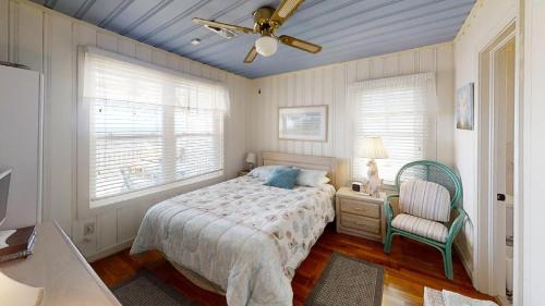 1 dormitorio con 1 cama y ventilador de techo en Terrapin Cove in Cherry Grove, en Myrtle Beach