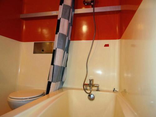 La salle de bains est pourvue d'une baignoire et de toilettes. dans l'établissement Résidence Belles Challes - Studio 4 personnes à Arc 1800 skis aux pieds et proche des commerces dans le village du Charvet MAE-2092, à Arc 1800