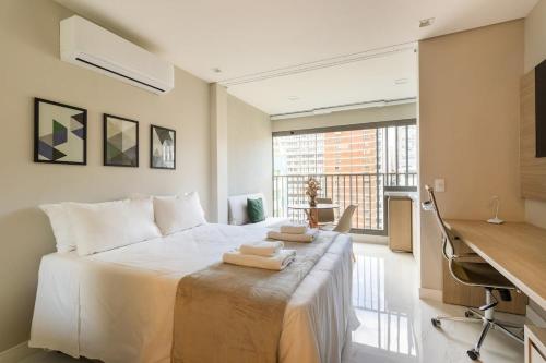 een slaapkamer met een bed met twee handdoeken erop bij B Homy Paraíso - Studio espaçoso c design AHZ1004 in Sao Paulo