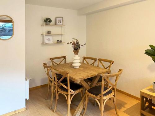 Le MélézetにあるRésidence Parc Des Airelles - APPARTEMENT PARC DES AIRELLES A5 MAE-5744の木製のテーブルと椅子のあるダイニングルーム