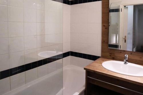 Le MélézetにあるRésidence Parc Des Airelles - APPARTEMENT PARC DES AIRELLES A5 MAE-5744のバスタブと洗面台のあるバスルーム