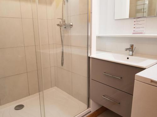 a bathroom with a shower and a sink at Résidence Cascade - Studio pour 4 Personnes 00 in Arc 1600