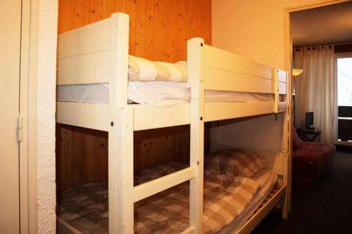 a couple of bunk beds in a room at Résidence Les Melezes - Studio pour 4 personnes MAE-0784 in Le Mélézet