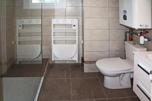 a small bathroom with a toilet and a sink at Résidence Les Melezes - Studio pour 4 personnes MAE-0784 in Le Mélézet