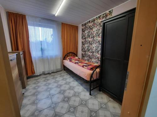 ショルテンスにあるFamilienfreundliche Wohnungの小さなベッドルーム(ベッド1台、窓付)