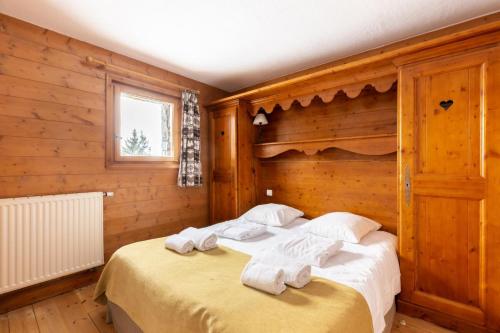 ein Schlafzimmer mit einem Bett mit Handtüchern darauf in der Unterkunft Résidence Les Alpages de Chantel - maeva Home - Appartement 4 Pièces 8 Pers 07 in Bourg-Saint-Maurice