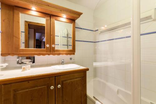 ein Bad mit einem Waschbecken und einer Dusche in der Unterkunft Résidence Les Alpages de Chantel - maeva Home - Appartement 4 Pièces 8 Pers 07 in Bourg-Saint-Maurice