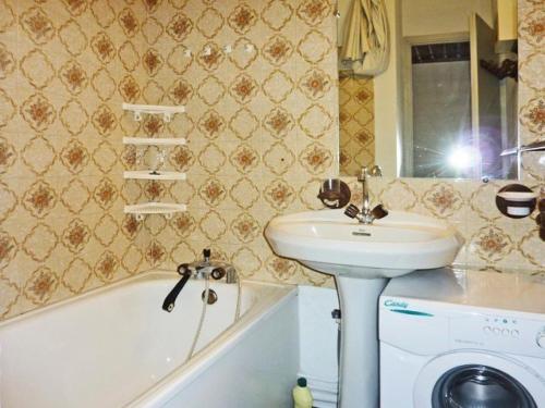 bagno con lavandino e lavatrice di Résidence La Chamoisiere - Studio pour 4 Personnes 404 a Les Orres